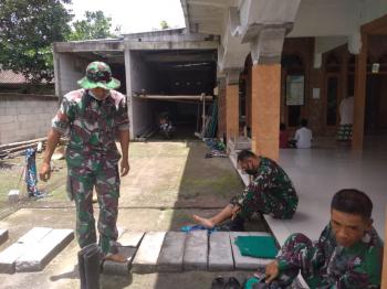 Anggota Satgas TMMD 110 Bojonegoro Melaksanakan Shalat Jumat